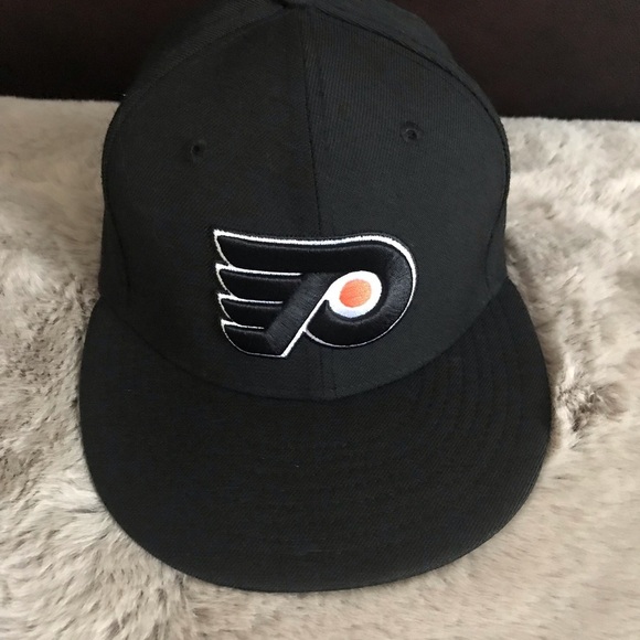 NHL Other - NHL Fanatics Branded Black Philadelphia Flyers Core Primary Logo Fitted - Hat